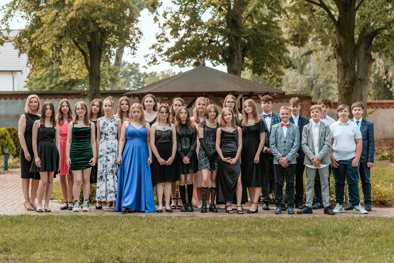 Bal Ósmoklasistów ZDJĘCIA KLASOWE