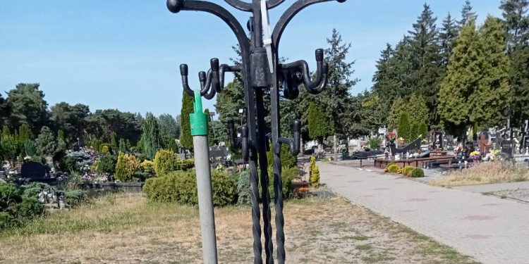 Wandale na cmentarzu. „Czy dla Was nie ma już żadnej świętości?”