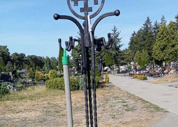 Wandale na cmentarzu. „Czy dla Was nie ma już żadnej świętości?”