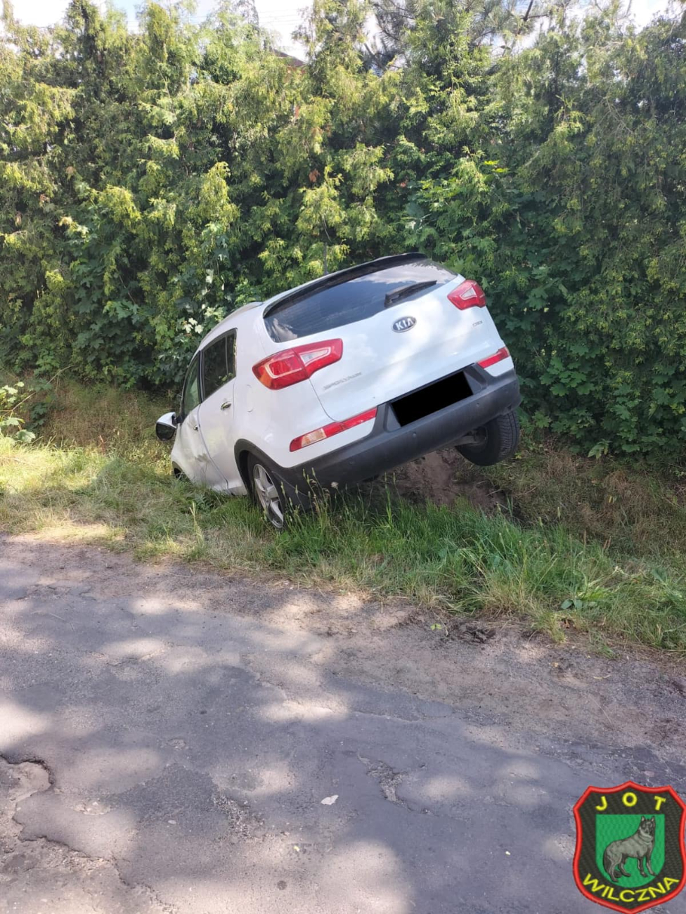 Wypadek w Cieninie. Auto wpadło do rowu