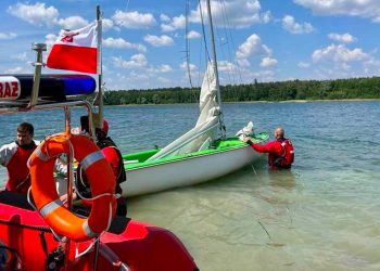 Groźnie na jeziorze. Trzy osoby w wodzie