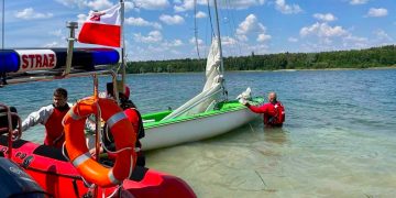 Groźnie na jeziorze. Trzy osoby w wodzie