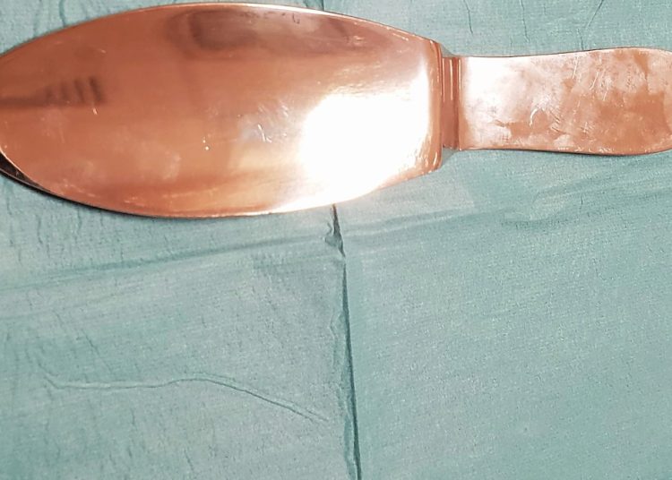 Zaszyli w jej brzuchu łyżkę, 33-latka zmarła. Sprawa umorzona