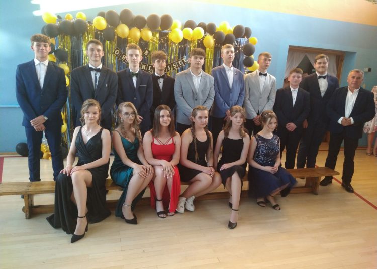 Trwa bal klasy ósmej w Ciążeniu