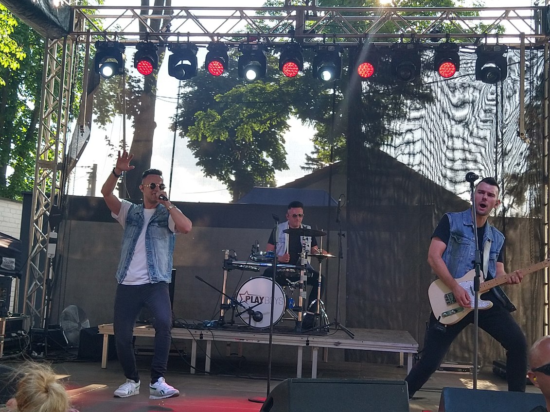 Kilkaset osób bawi się na Wiankach w Ciążeniu