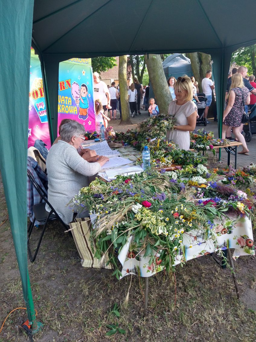 Kilkaset osób bawi się na Wiankach w Ciążeniu