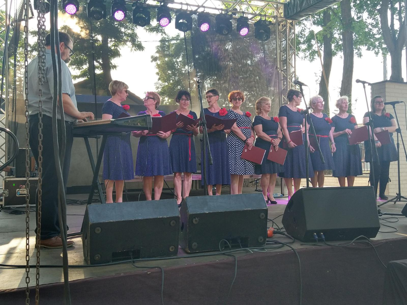 Kilkaset osób bawi się na Wiankach w Ciążeniu