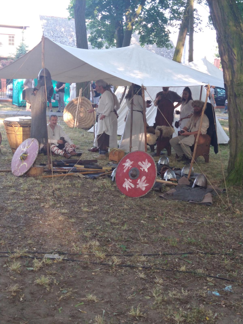 Kilkaset osób bawi się na Wiankach w Ciążeniu