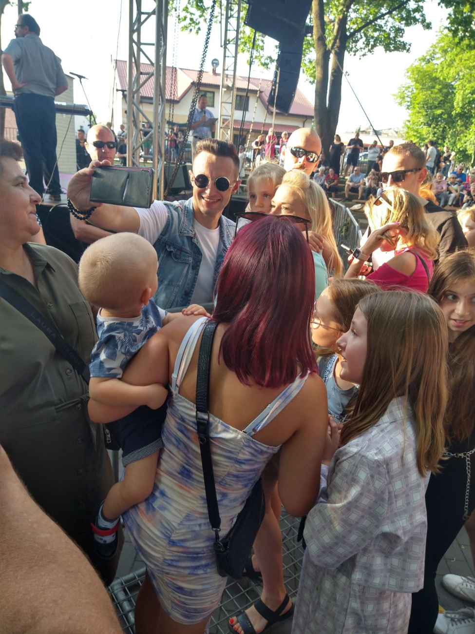 Kilkaset osób bawi się na Wiankach w Ciążeniu