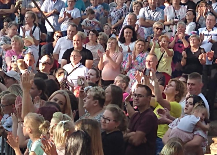 Kilkaset osób bawi się na Wiankach w Ciążeniu