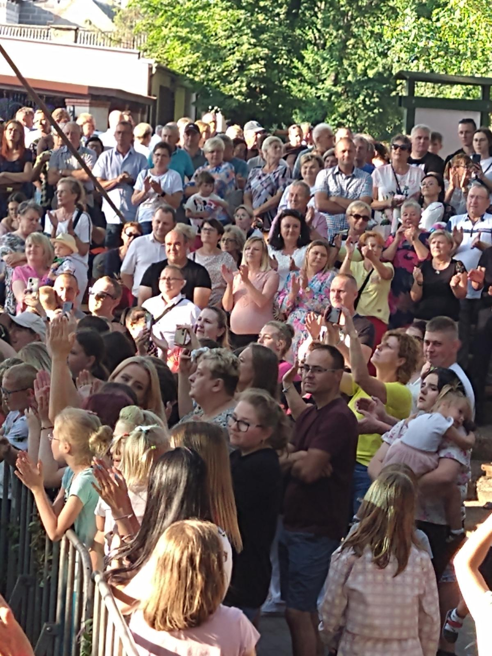 Kilkaset osób bawi się na Wiankach w Ciążeniu