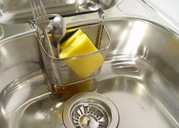 Jak wyczyścić plastikowy ociekacz do naczyń? 5 naturalnych sposobów