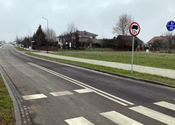 Pędzą na Sosnowej. „Czy władze gminy są gotowe wziąć odpowiedzialność…?”