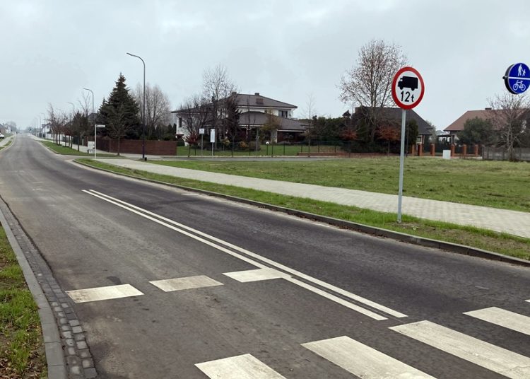 Pędzą na Sosnowej. „Czy władze gminy są gotowe wziąć odpowiedzialność…?”