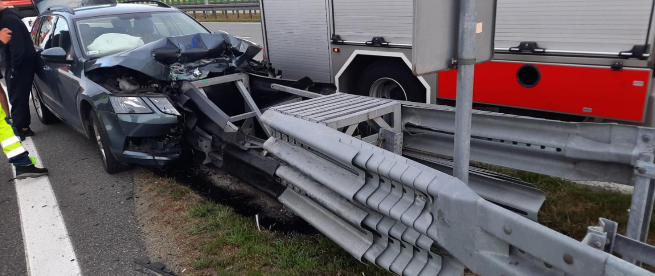 Uderzył w barierę. W aucie były dwie osoby