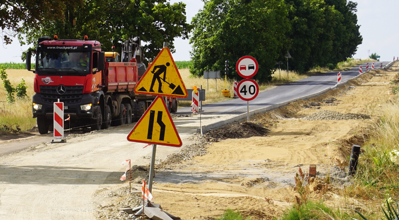 Układają krawężnik. Utrudnienia w ruchu na drodze do Jaroszyna