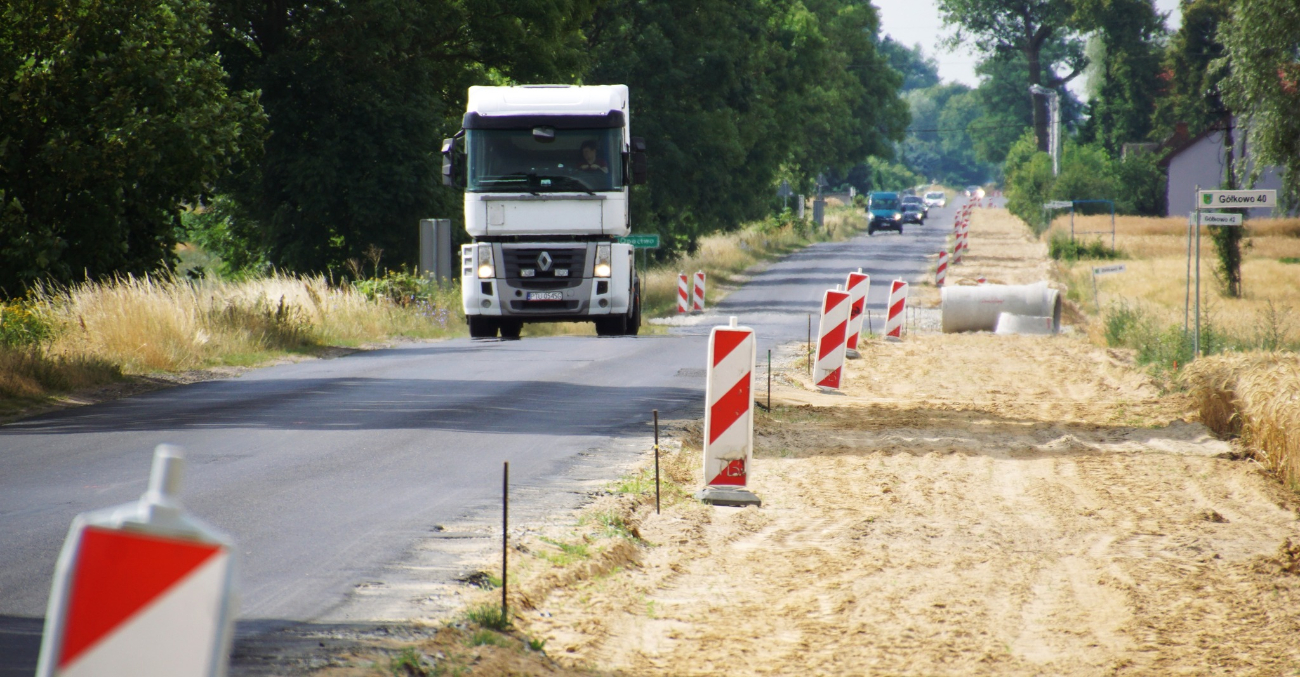 Układają krawężnik. Utrudnienia w ruchu na drodze do Jaroszyna
