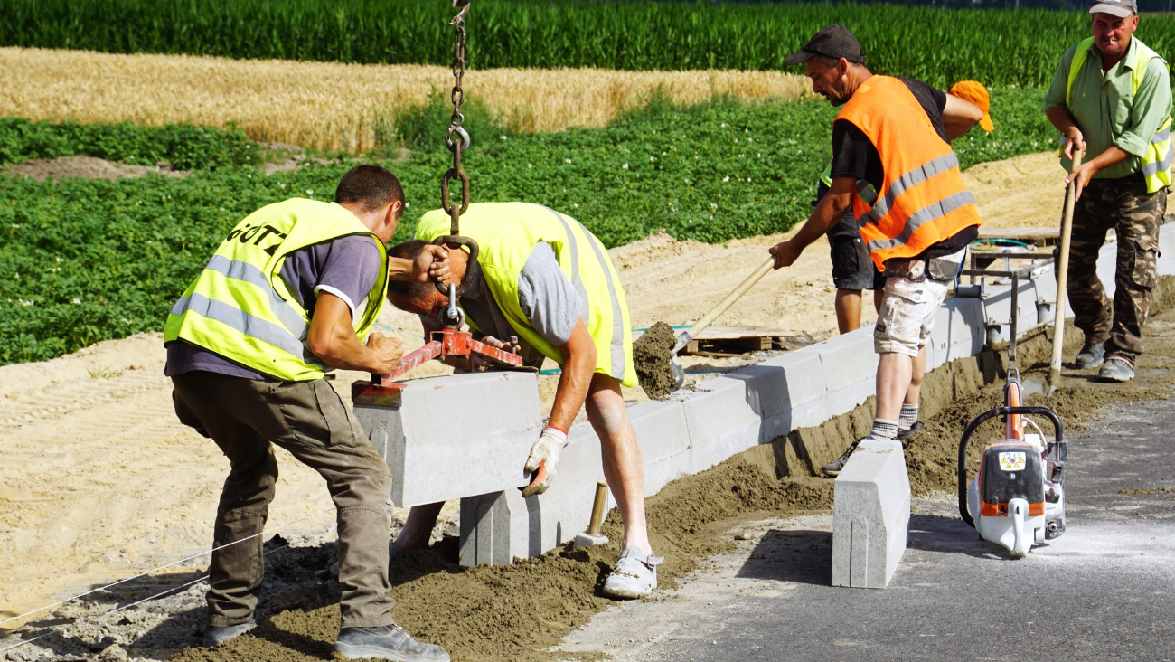 Układają krawężnik. Utrudnienia w ruchu na drodze do Jaroszyna