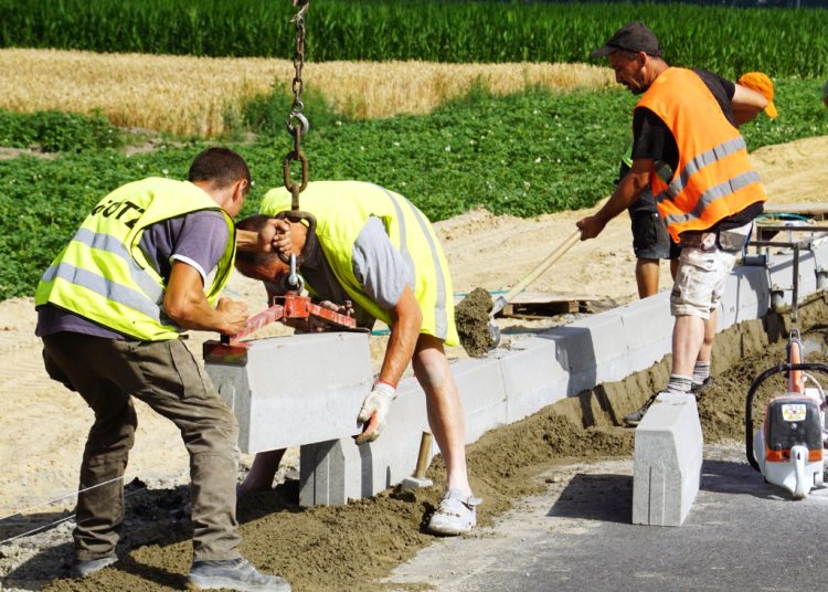 Układają krawężnik. Utrudnienia w ruchu na drodze do Jaroszyna