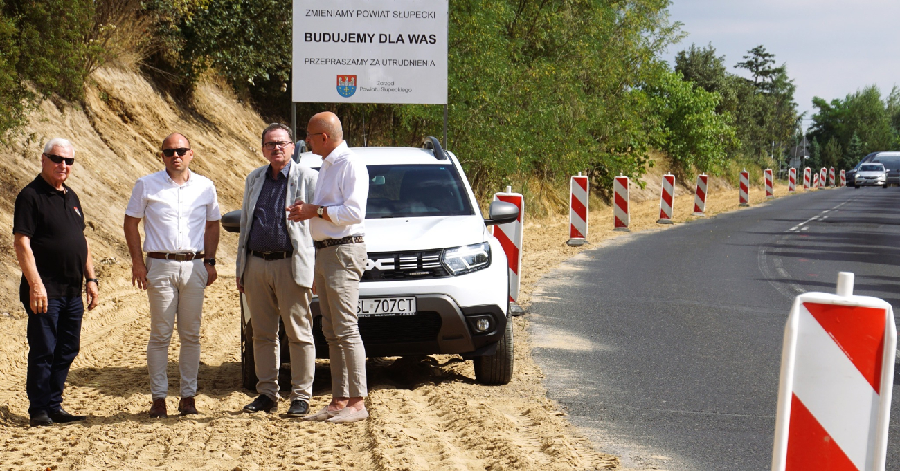 Układają krawężnik. Utrudnienia w ruchu na drodze do Jaroszyna