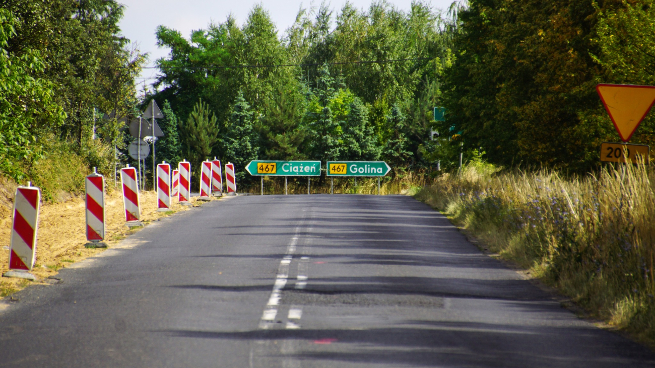 Układają krawężnik. Utrudnienia w ruchu na drodze do Jaroszyna