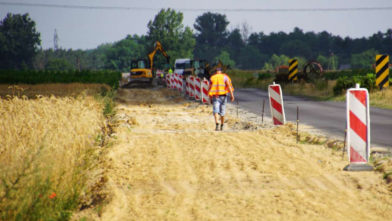 Układają krawężnik. Utrudnienia w ruchu na drodze do Jaroszyna