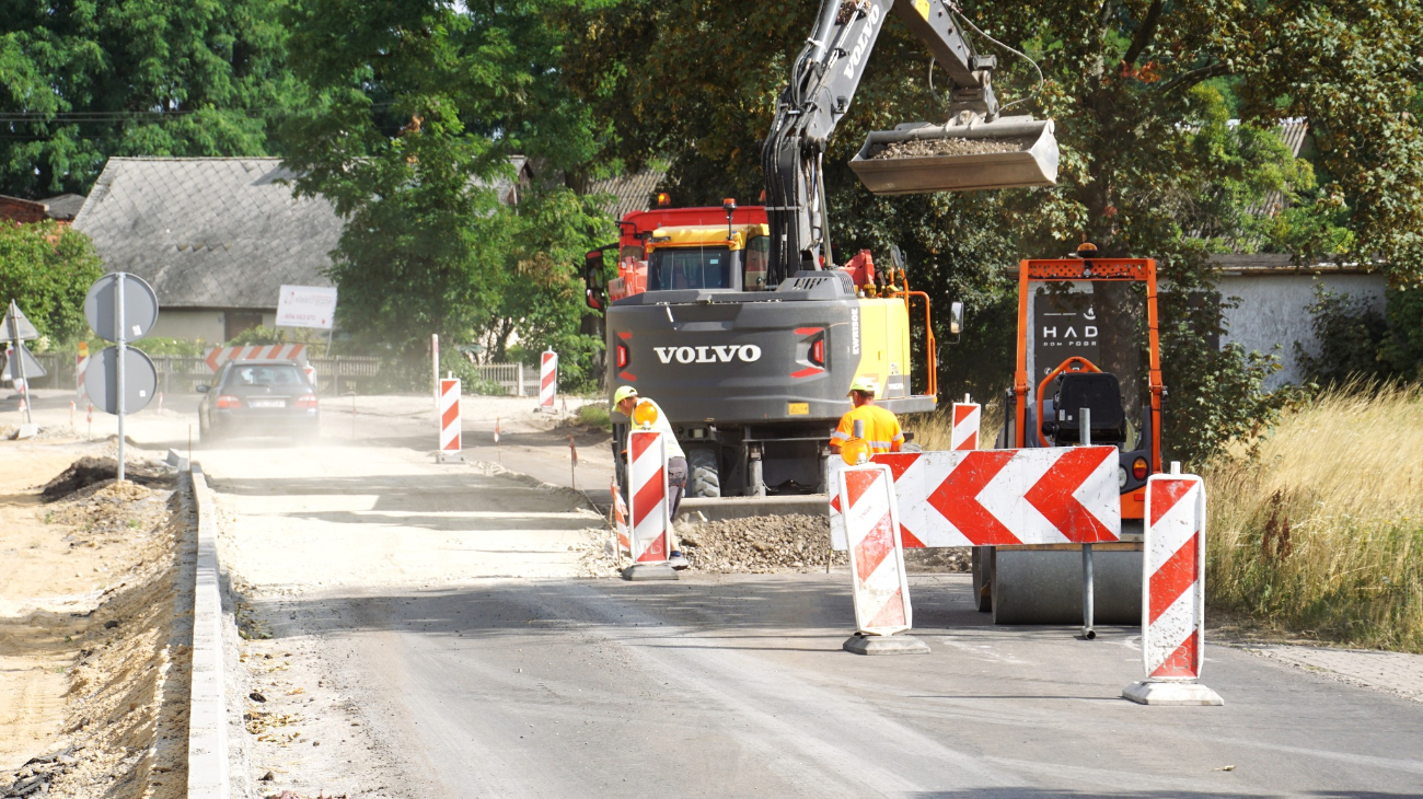 Układają krawężnik. Utrudnienia w ruchu na drodze do Jaroszyna