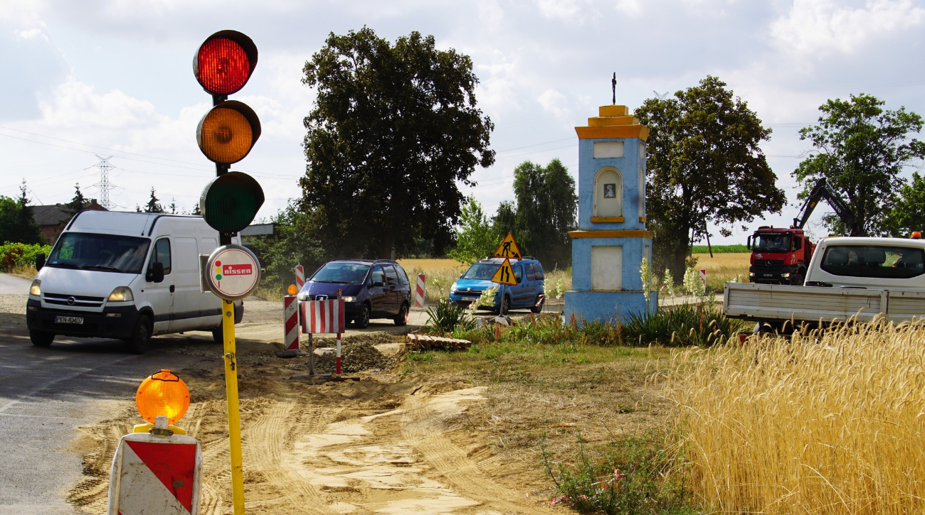 Układają krawężnik. Utrudnienia w ruchu na drodze do Jaroszyna