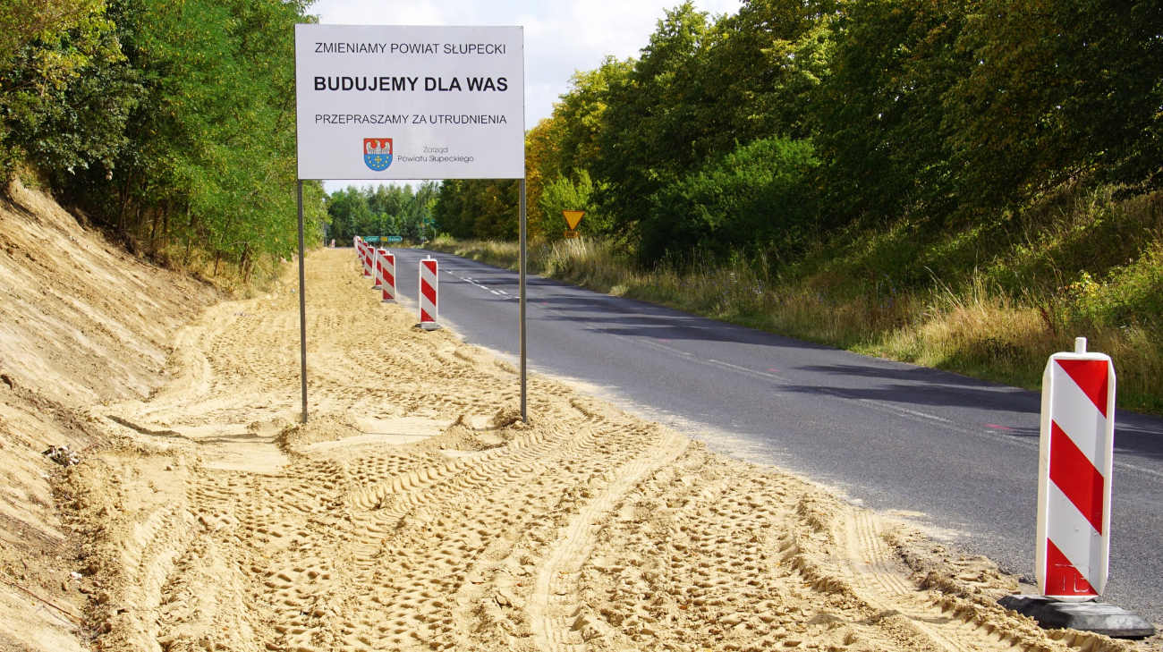 Układają krawężnik. Utrudnienia w ruchu na drodze do Jaroszyna