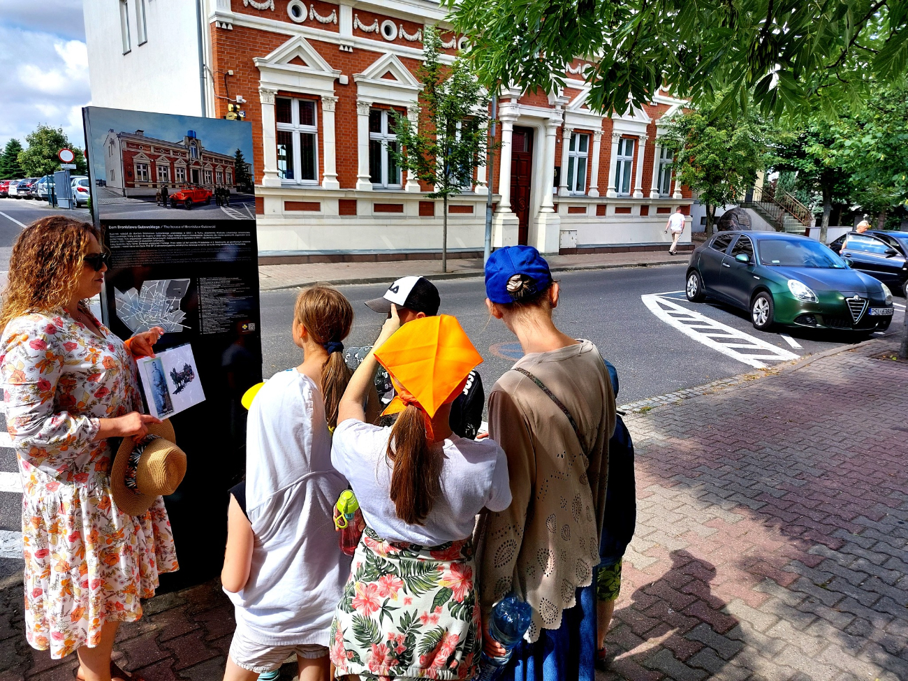 Spacer z przewodnikiem. Zwiedzali starą część miasta