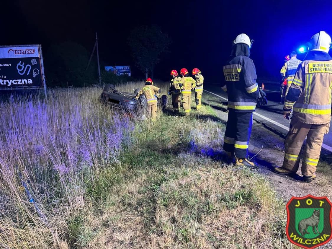 Wypadli z drogi, dachowali. Groźnie na K92