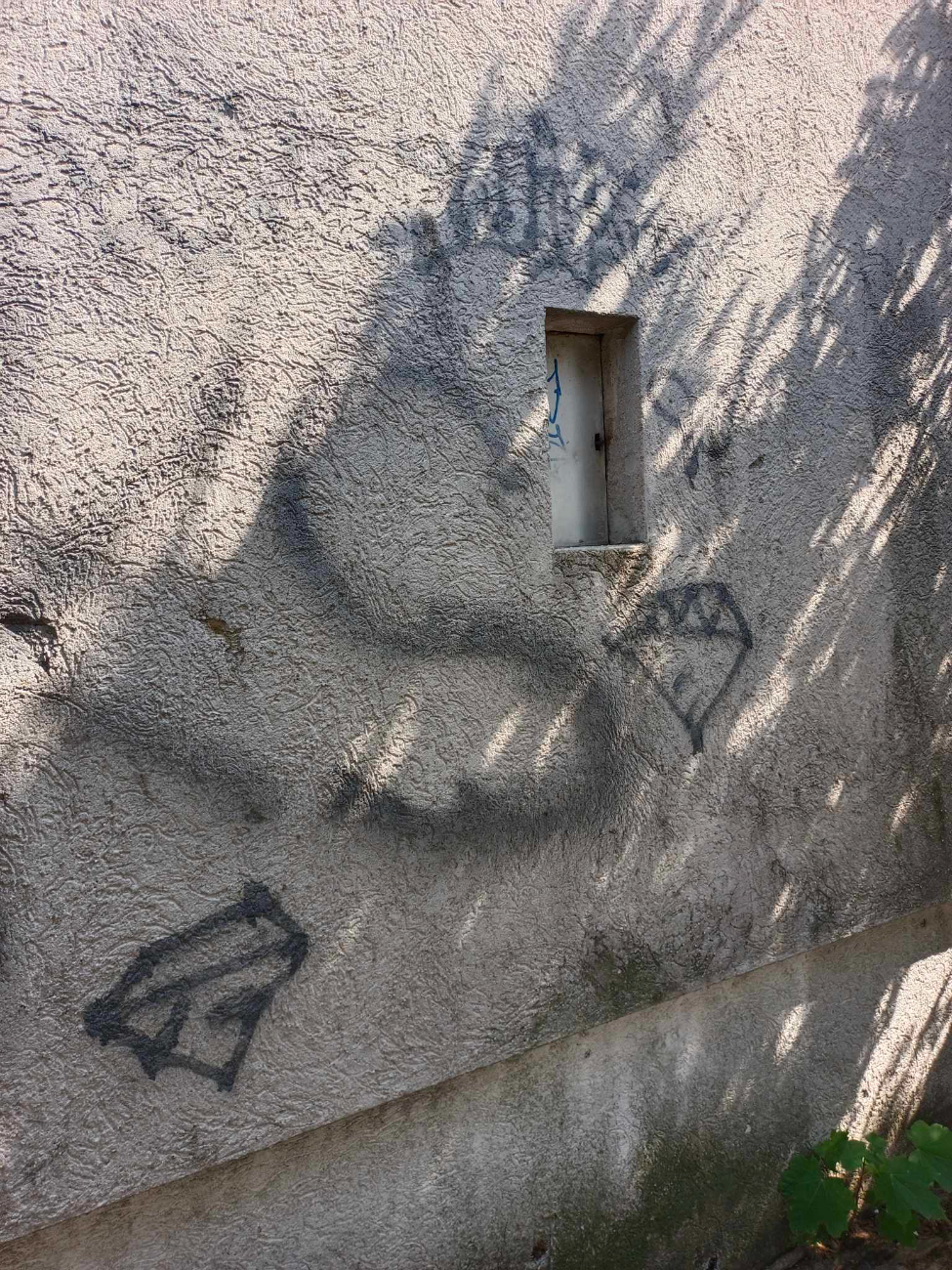 Zaśmiecanie, próby podpalenia. Wandalizm na terenie przedszkola