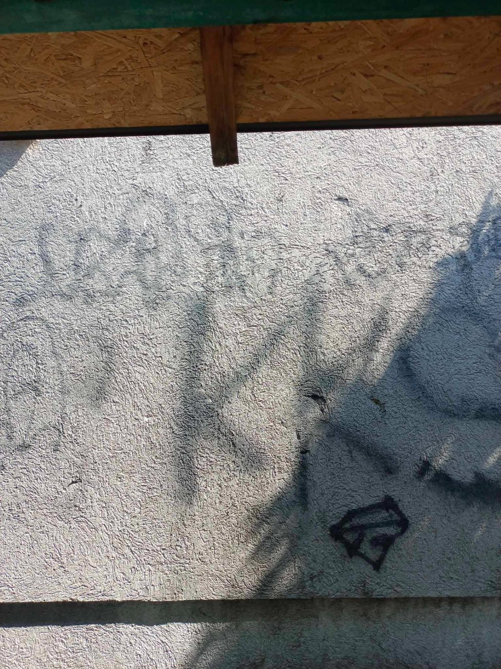 Zaśmiecanie, próby podpalenia. Wandalizm na terenie przedszkola