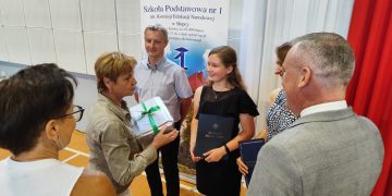 „Przerwaliśmy wakacje, aby wręczyć tytuły”. Absolwenci roku wyróżnieni