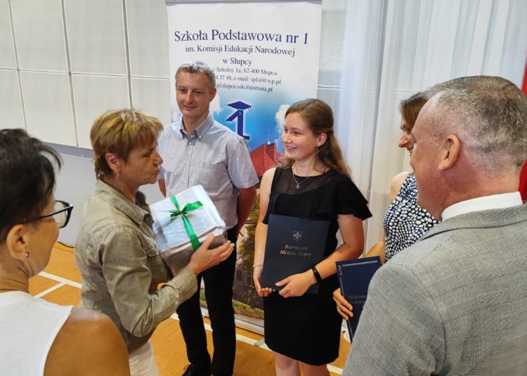 „Przerwaliśmy wakacje, aby wręczyć tytuły”. Absolwenci roku wyróżnieni