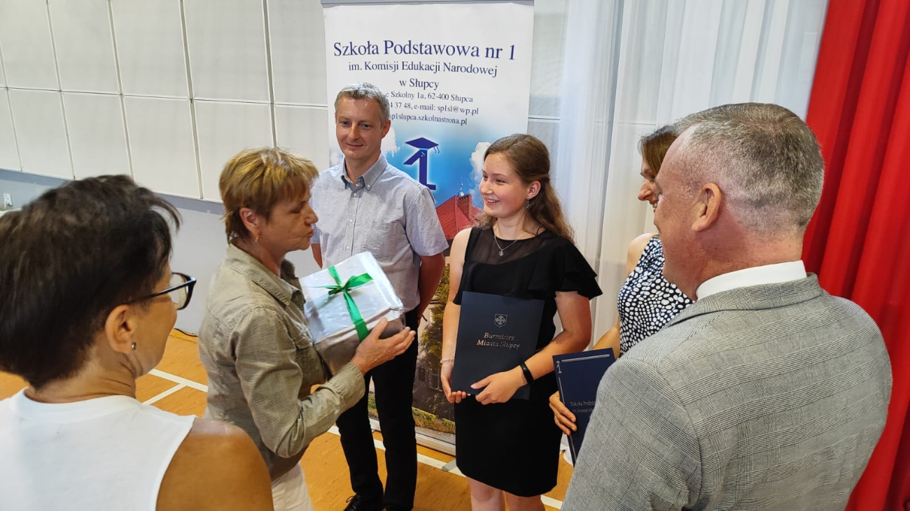 „Przerwaliśmy wakacje, aby wręczyć tytuły”. Absolwenci roku wyróżnieni