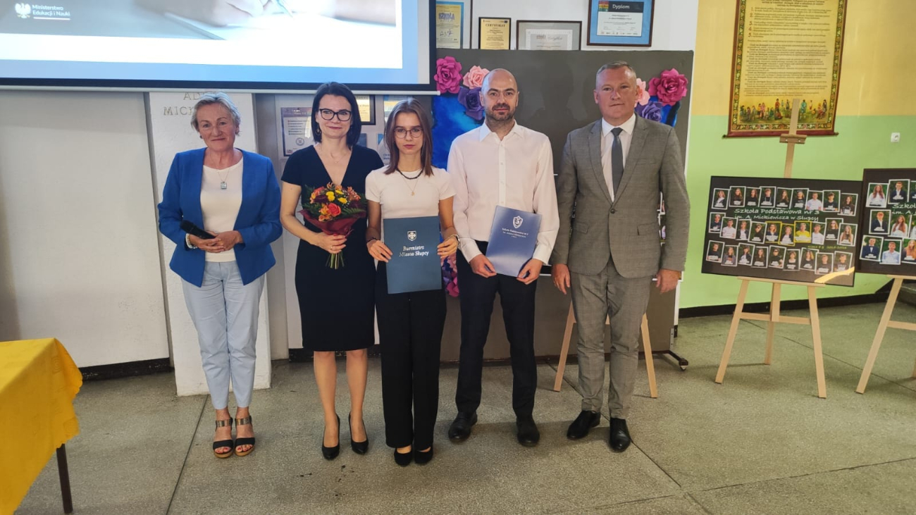 „Przerwaliśmy wakacje, aby wręczyć tytuły”. Absolwenci roku wyróżnieni