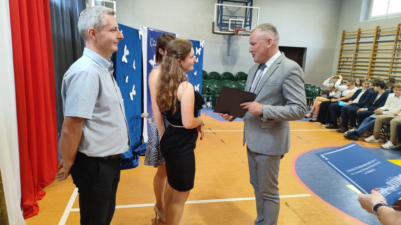 „Przerwaliśmy wakacje, aby wręczyć tytuły”. Absolwenci roku wyróżnieni