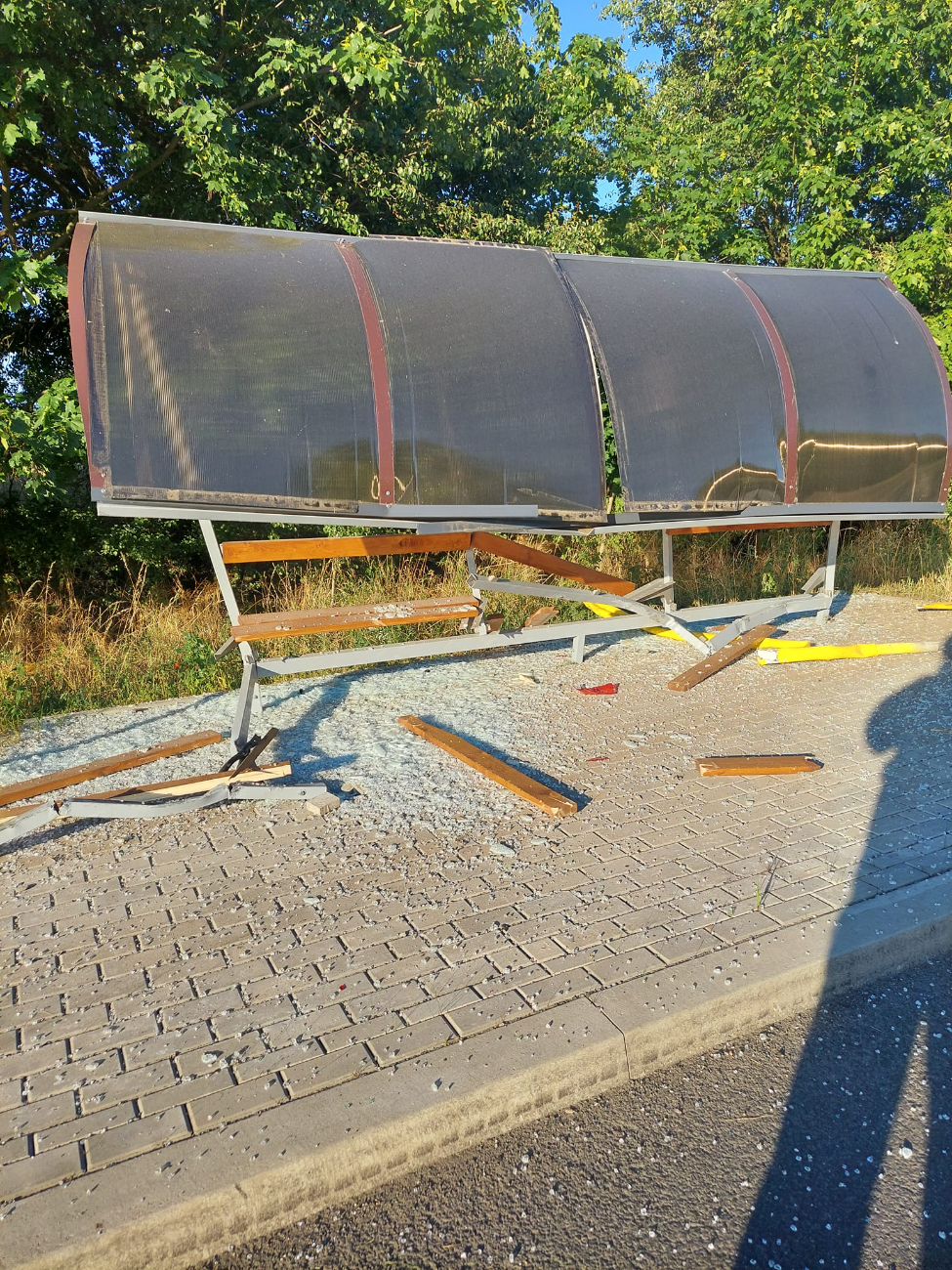 Rozbite samochody i przystanek ZDJĘCIA