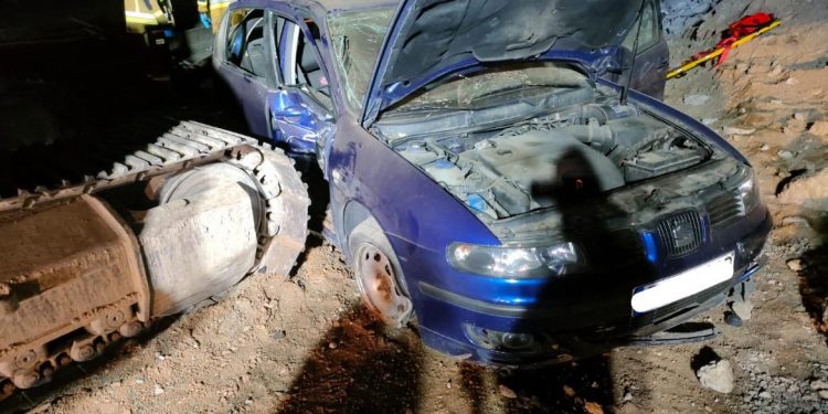 Samochód uderzył w koparkę. 3 osoby w szpitalu