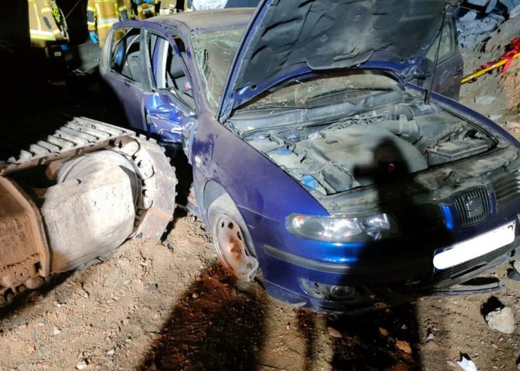 Samochód uderzył w koparkę. 3 osoby w szpitalu