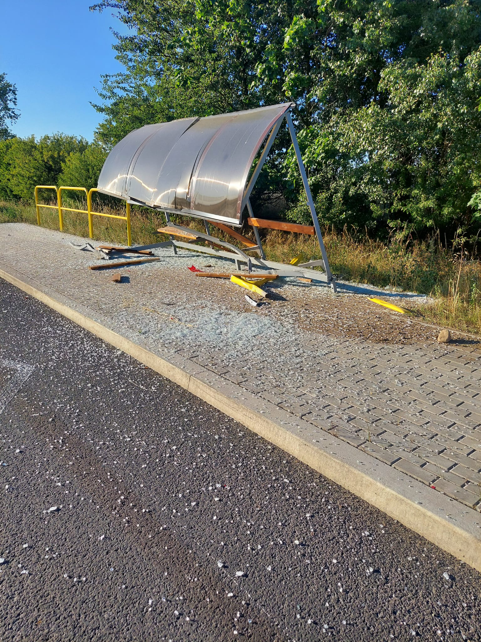 Rozbite samochody i przystanek ZDJĘCIA