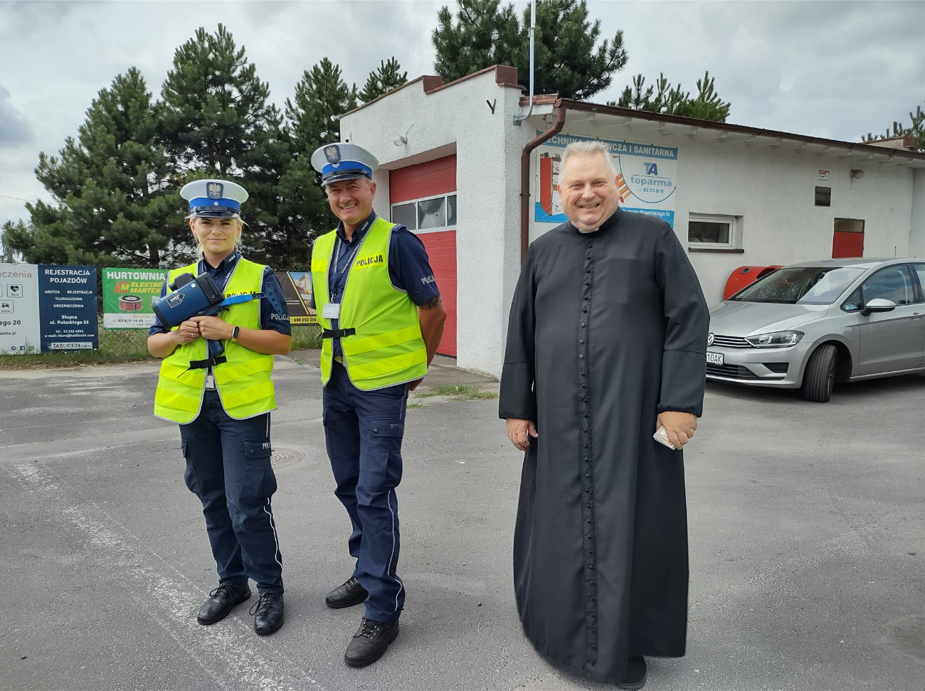 Wspólne kontrole policji i duchownych. Kierowcy dostali obrazki ze św. Krzysztofem