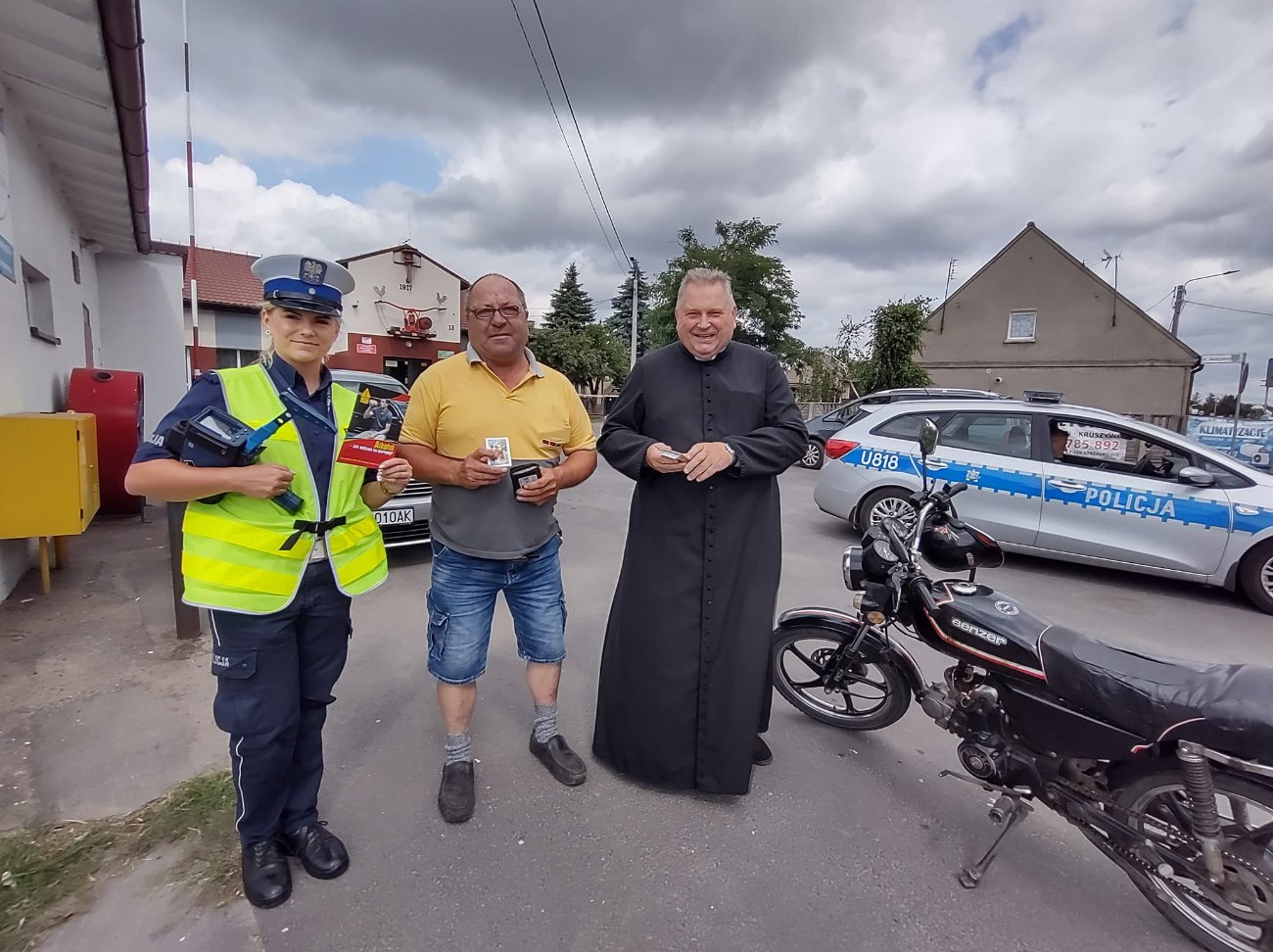 Wspólne kontrole policji i duchownych. Kierowcy dostali obrazki ze św. Krzysztofem