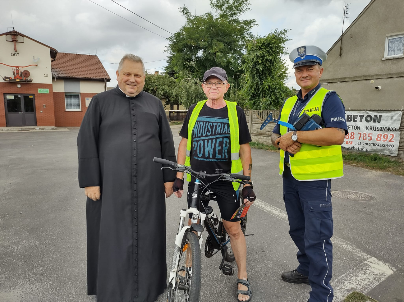 Wspólne kontrole policji i duchownych. Kierowcy dostali obrazki ze św. Krzysztofem