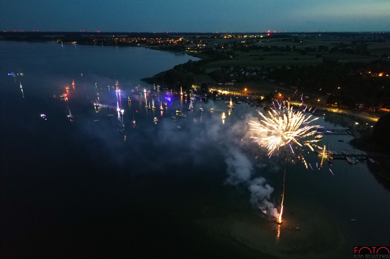 Nocna parada jachtów w Przybrodzinie. Zobacz zdjęcia