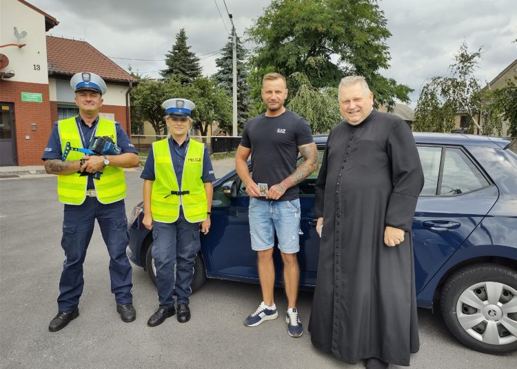 Wspólne kontrole policji i duchownych. Kierowcy dostali obrazki ze św. Krzysztofem