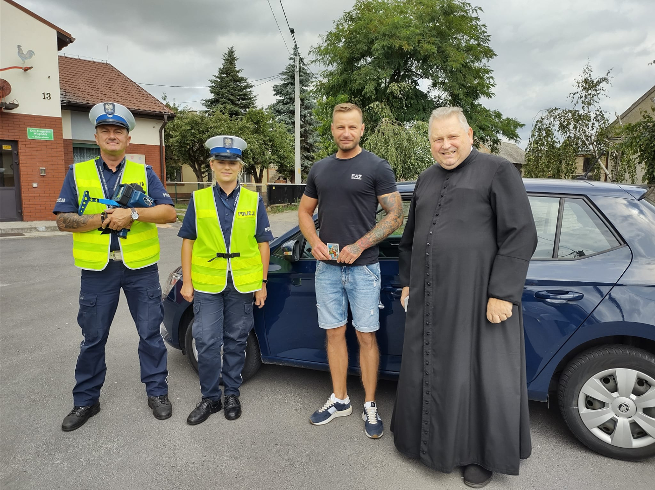 Wspólne kontrole policji i duchownych. Kierowcy dostali obrazki ze św. Krzysztofem