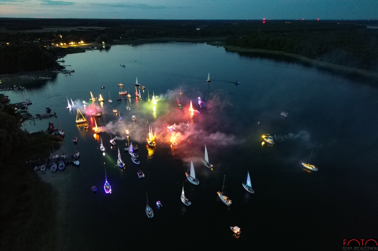 Nocna parada jachtów w Przybrodzinie. Zobacz zdjęcia