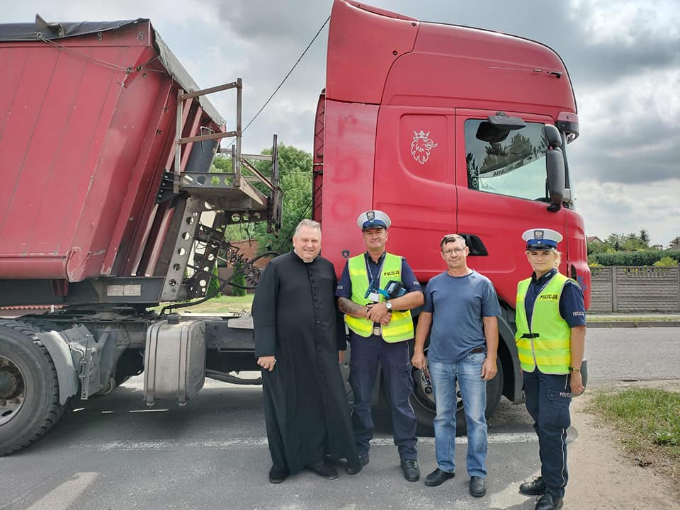 Wspólne kontrole policji i duchownych. Kierowcy dostali obrazki ze św. Krzysztofem